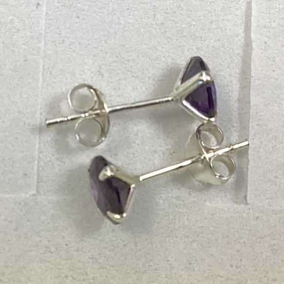 Amethyst Stud Earrings Round Cut Gemstone Minimalist Jewelry‎ - Picture 2 of 4